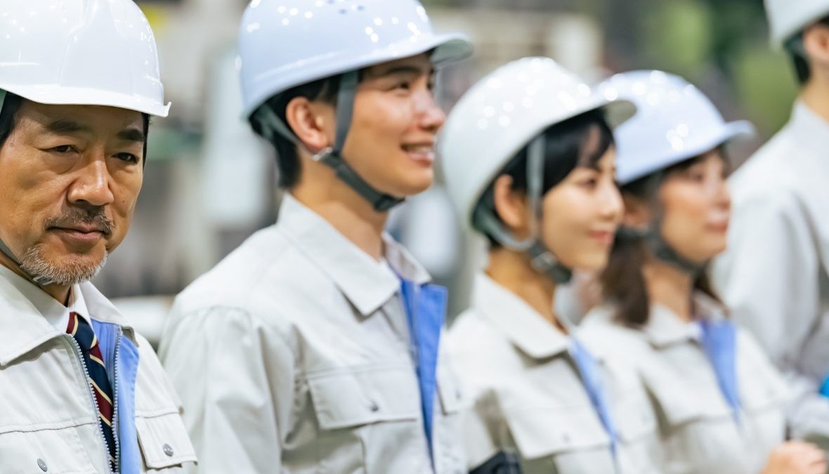 工場長と現場担当者